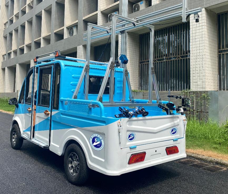 图7 九游真人官网自主研制的道路缺陷/机场路面异物检测车